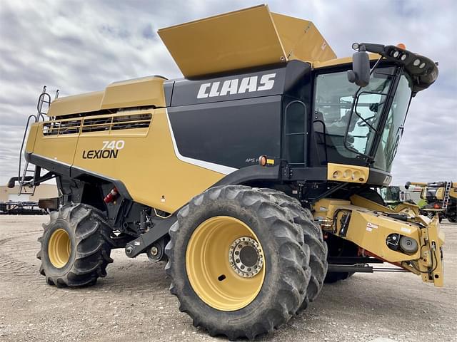 Image of CLAAS LEXION 740 equipment image 3