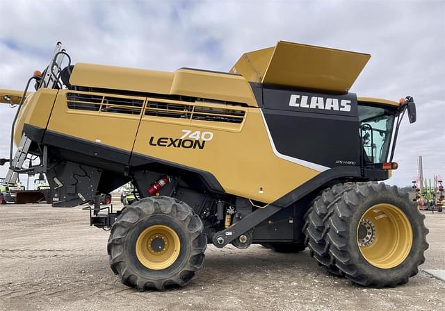 Image of CLAAS LEXION 740 equipment image 2