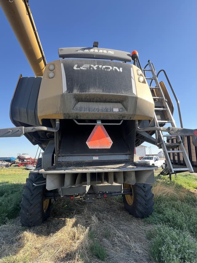 Image of CLAAS LEXION 740 equipment image 4