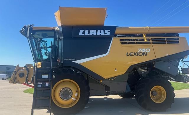 Image of CLAAS LEXION 740 equipment image 1