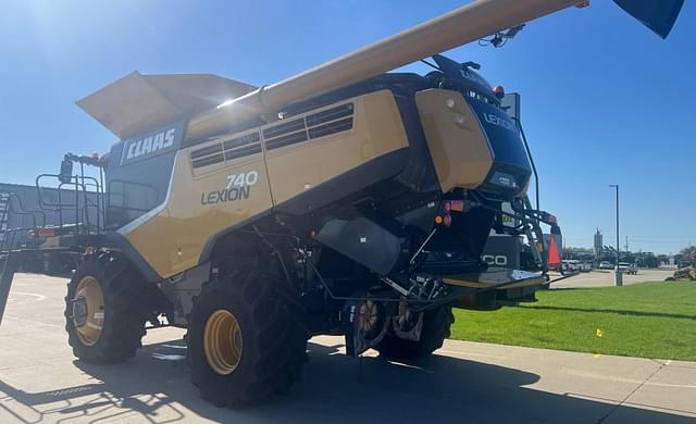 Image of CLAAS LEXION 740 equipment image 2