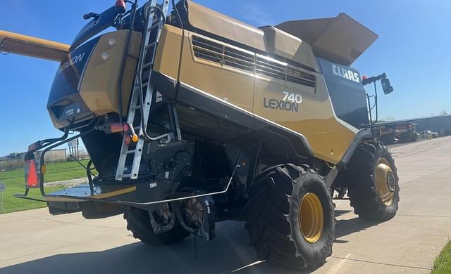 Image of CLAAS LEXION 740 equipment image 4