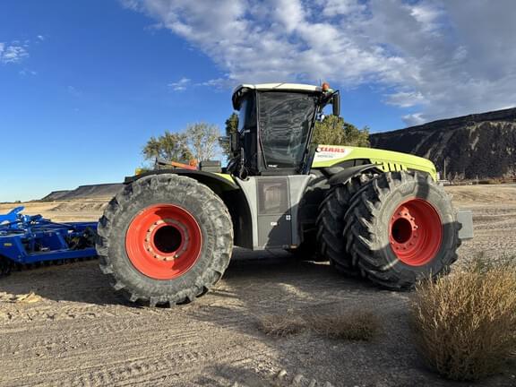 Image of CLAAS Xerion 5000 Trac equipment image 2
