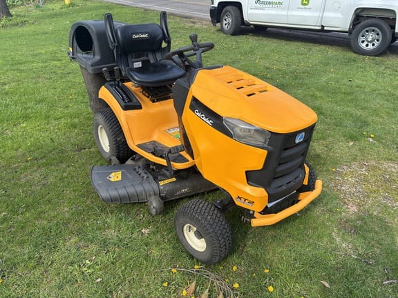 2016 Cub Cadet XT2 Equipment Image0