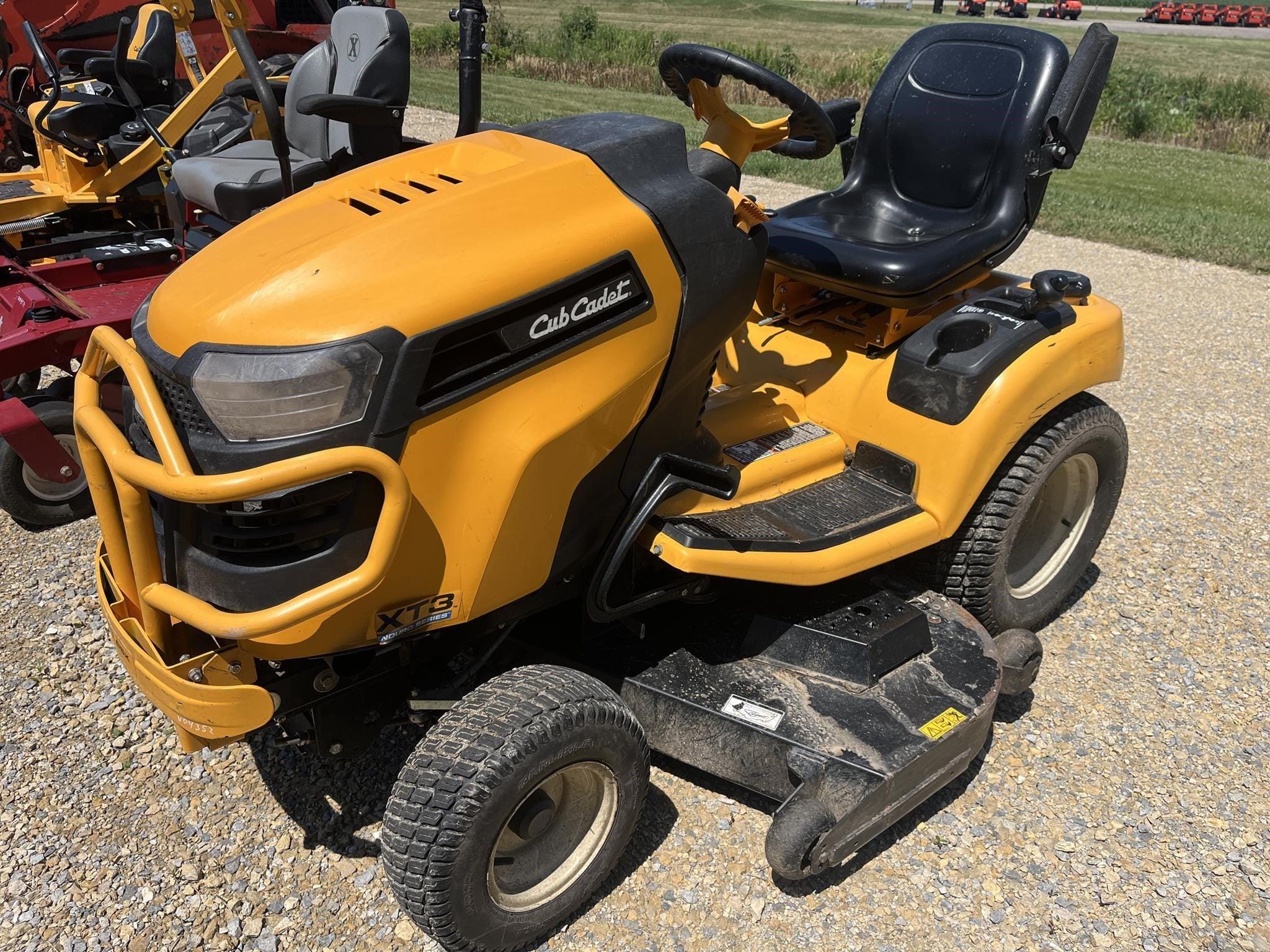 2016 Cub Cadet XT3 GSX Equipment Image0