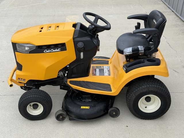 Image of Cub Cadet XT2 LX42 equipment image 3