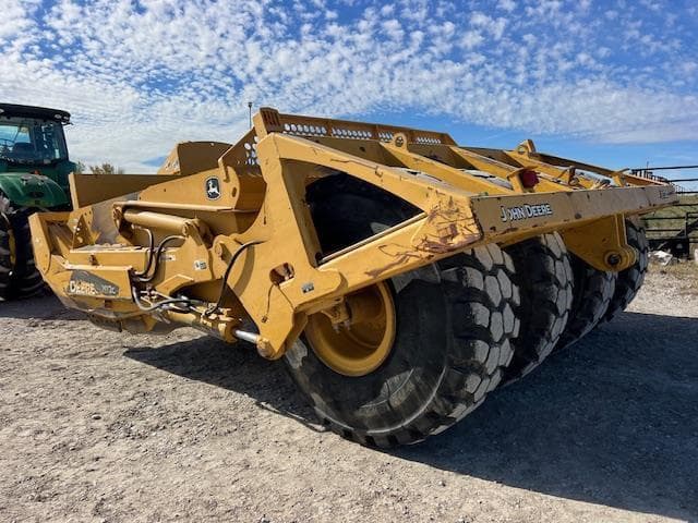 Image of John Deere 2112C equipment image 3