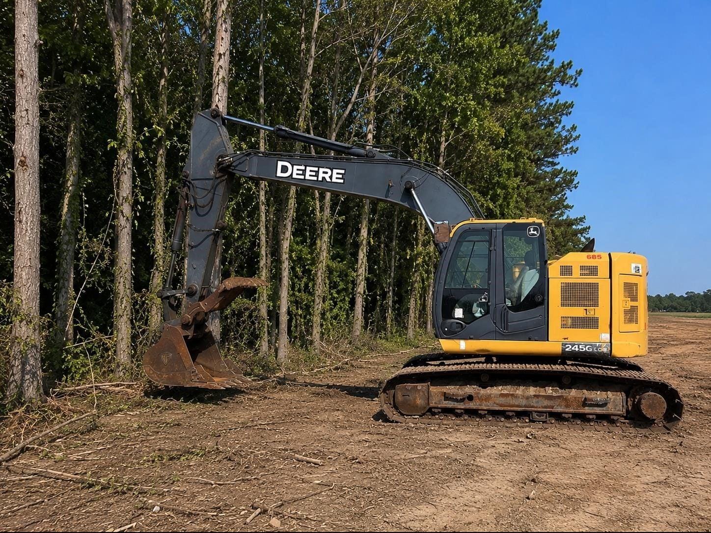 2016 John Deere 245G LC Equipment Image0
