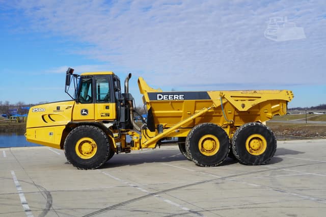 Image of John Deere 250D equipment image 2