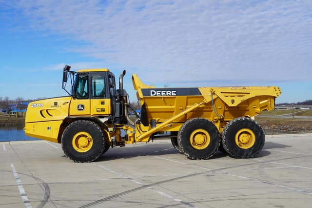 Image of John Deere 250D equipment image 2