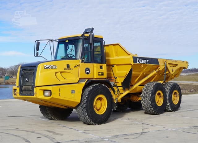 Image of John Deere 250D equipment image 3