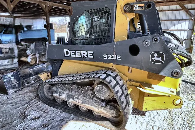 Image of John Deere 323E equipment image 4