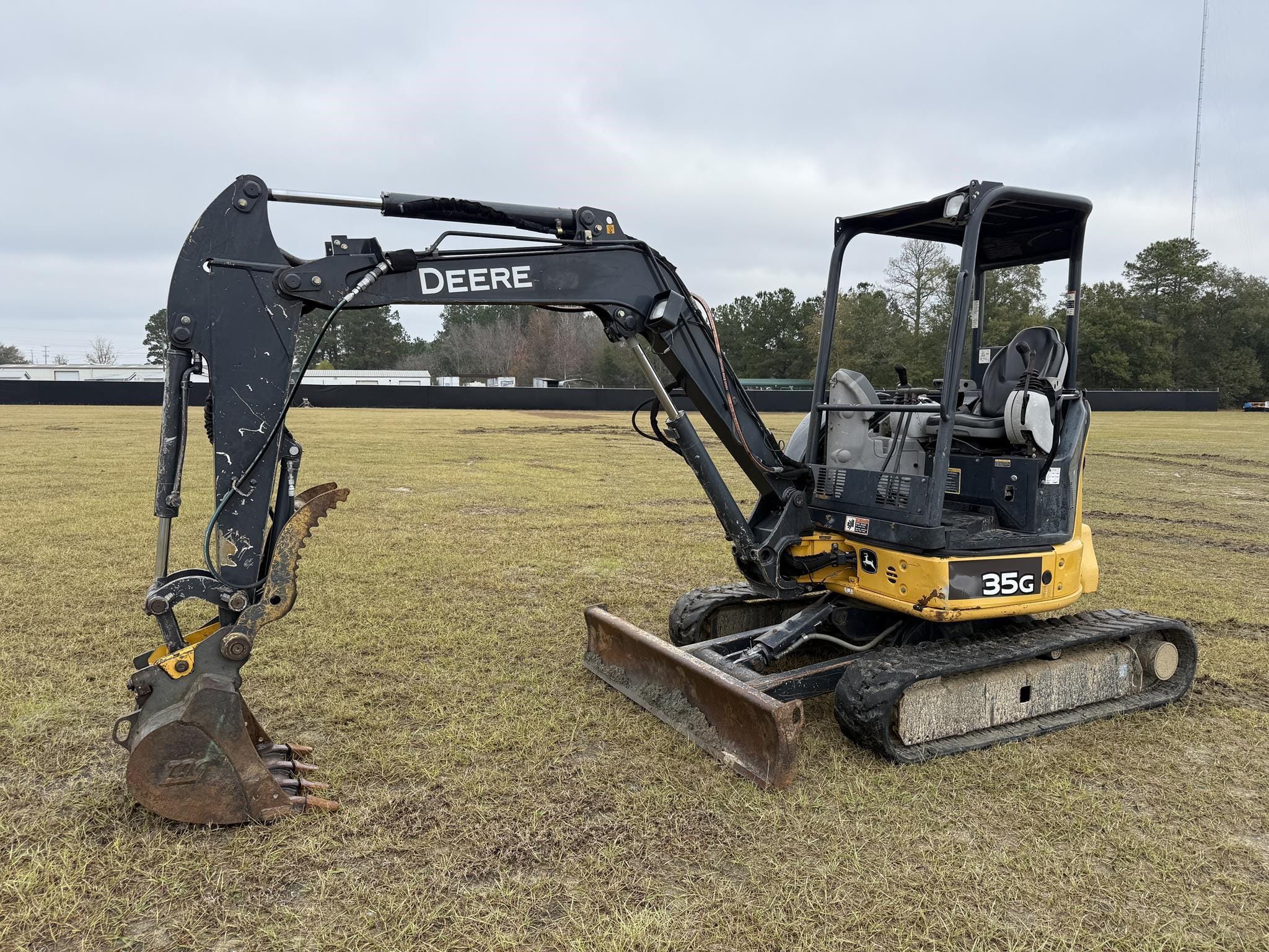 2016 John Deere 35G Equipment Image0