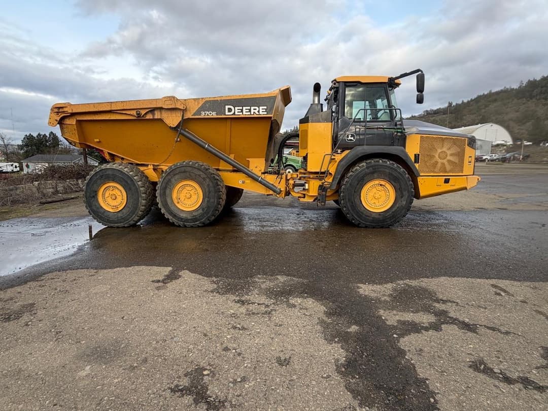 Image of John Deere 370E Primary image