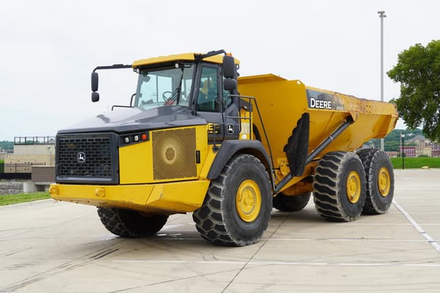 Image of John Deere 410E equipment image 1