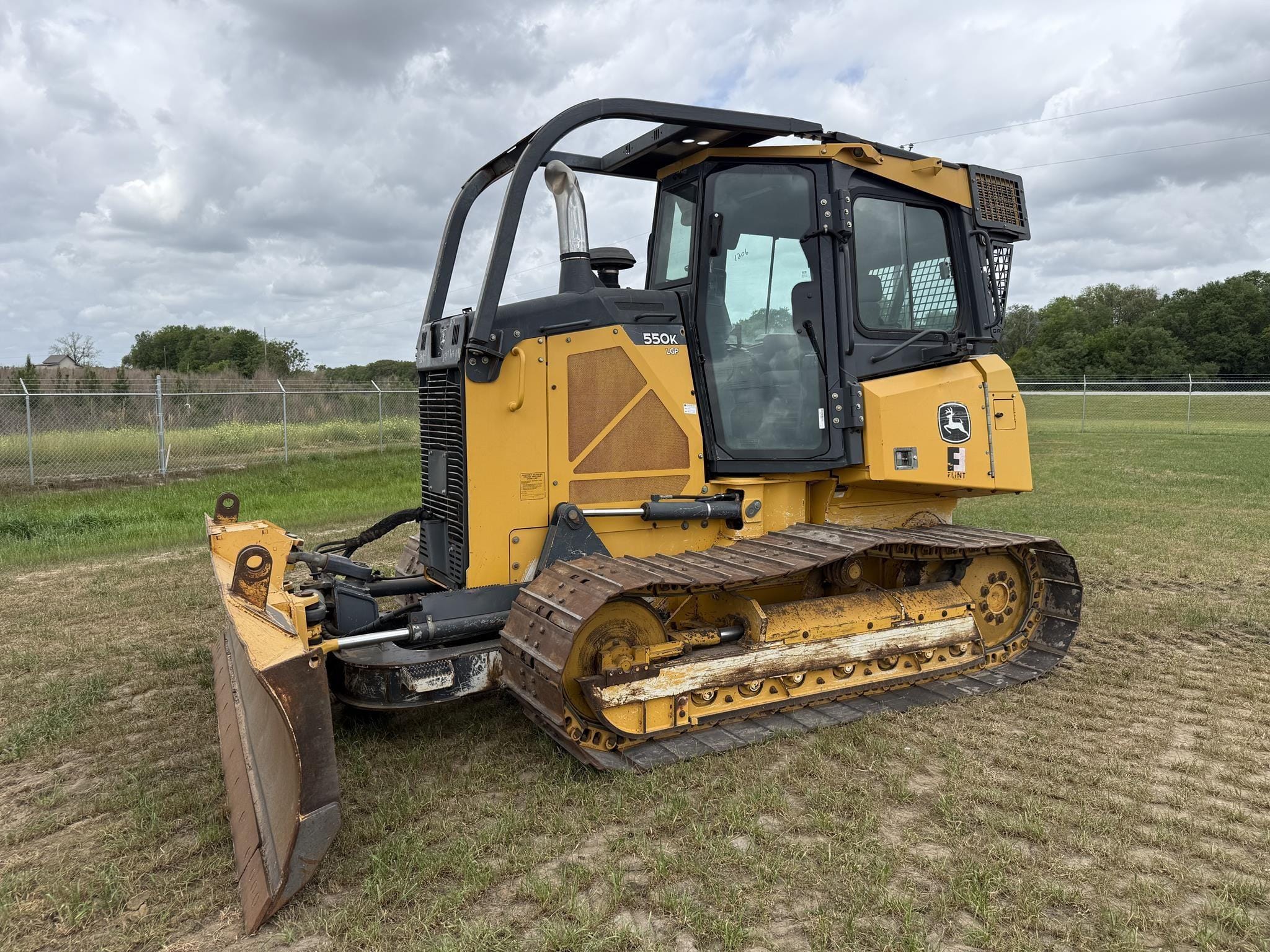 2016 John Deere 550K LGP Equipment Image0