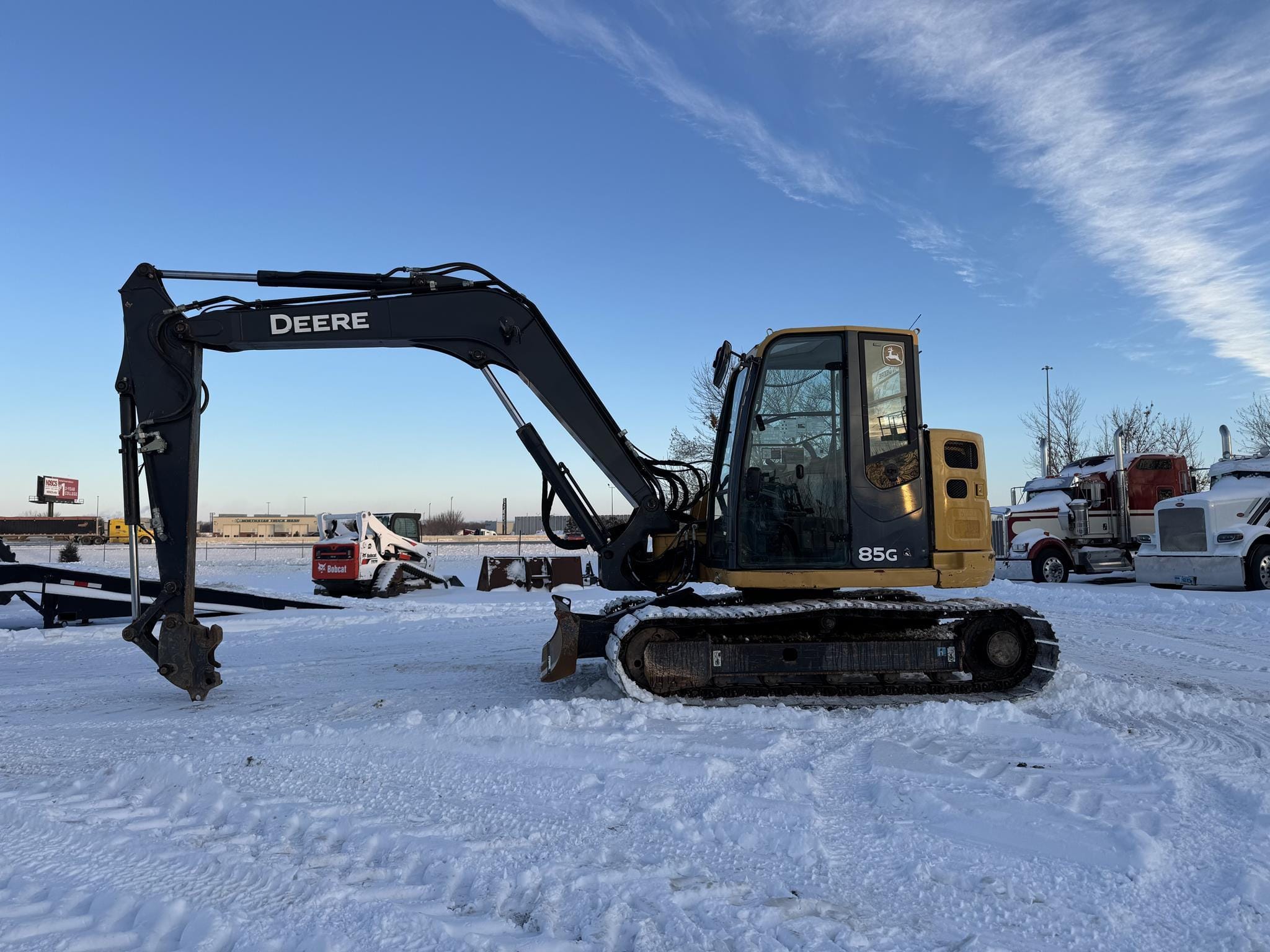 2016 John Deere 85G Equipment Image0