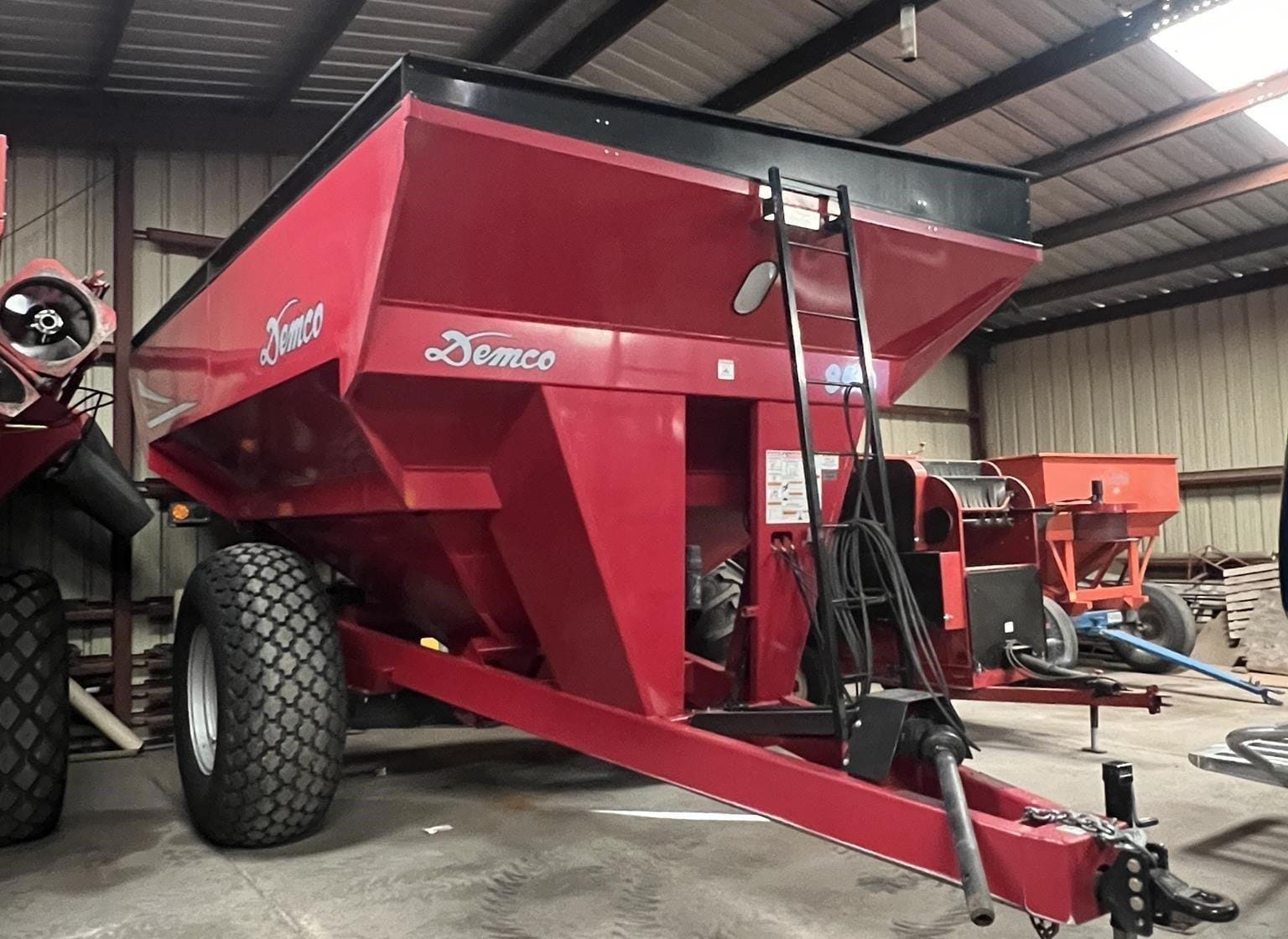2016 Demco 850 Equipment Image0
