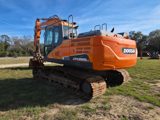 Image of Doosan DX225LC equipment image 4