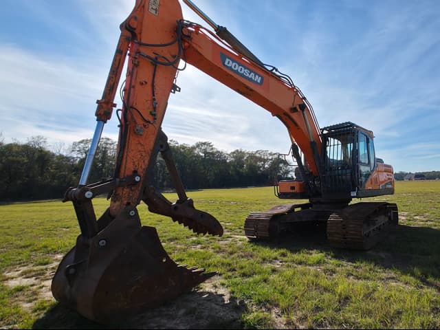 Image of Doosan DX225LC equipment image 1