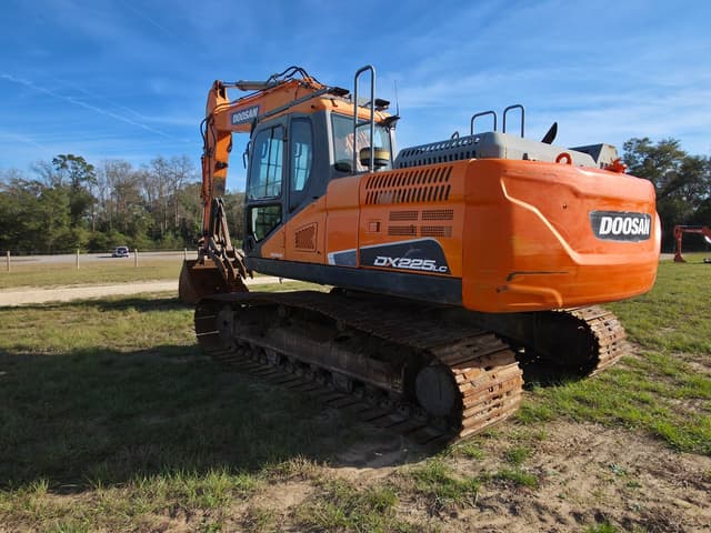 Image of Doosan DX225LC equipment image 2