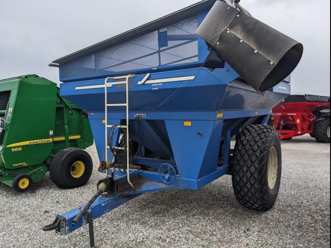 2016 E-Z Trail 710 Equipment Image0