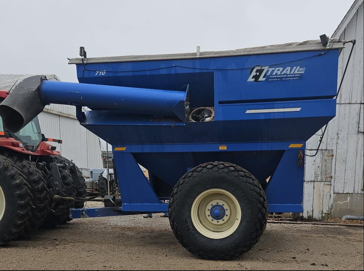 2016 E-Z Trail 710 Equipment Image0