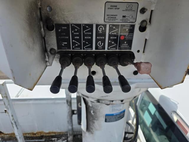 Image of Ford F-550 equipment image 3