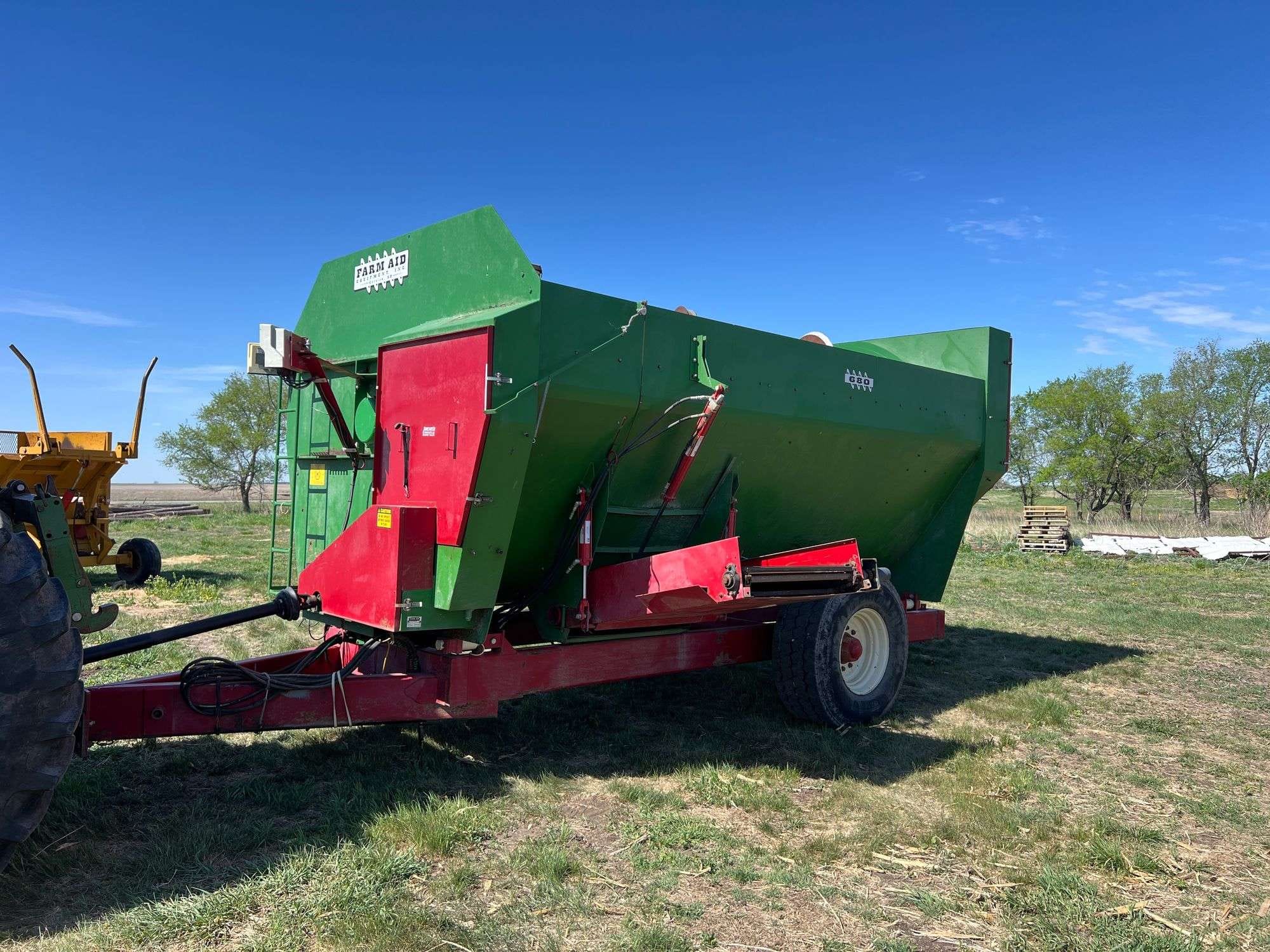 2016 Farm Aid 680 Equipment Image0