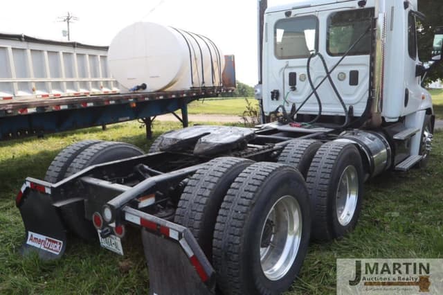 Image of Freightliner Cascadia equipment image 2