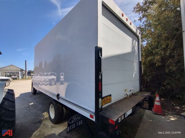Image of Ford E-350 equipment image 3