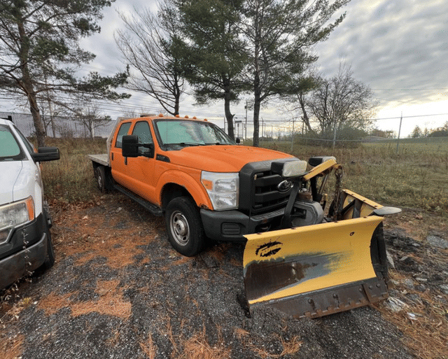 Image of Ford F-350 equipment image 4