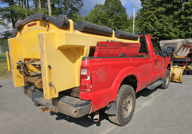 Image of Ford F-350 equipment image 3