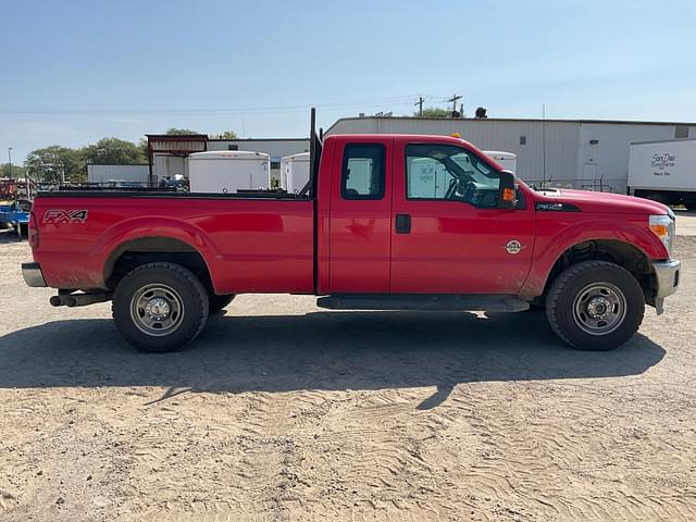 Image of Ford F-350 equipment image 3