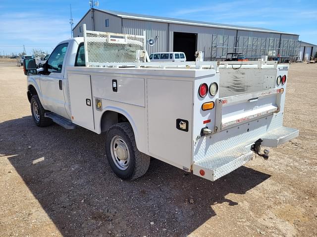 Image of Ford F-350 equipment image 3