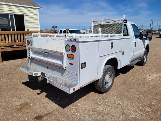 Image of Ford F-350 equipment image 2