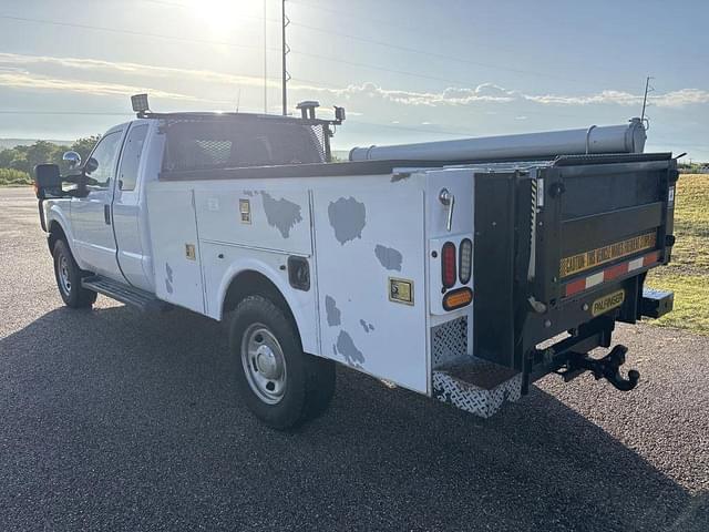 Image of Ford F-350 equipment image 2
