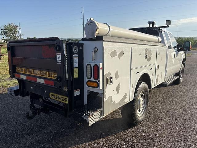 Image of Ford F-350 equipment image 4