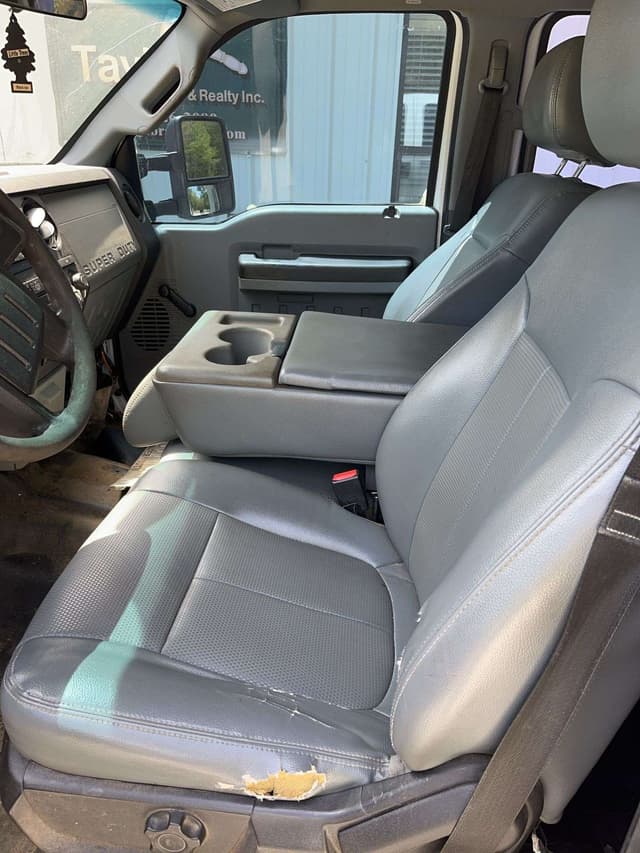 Image of Ford F-350 equipment image 4