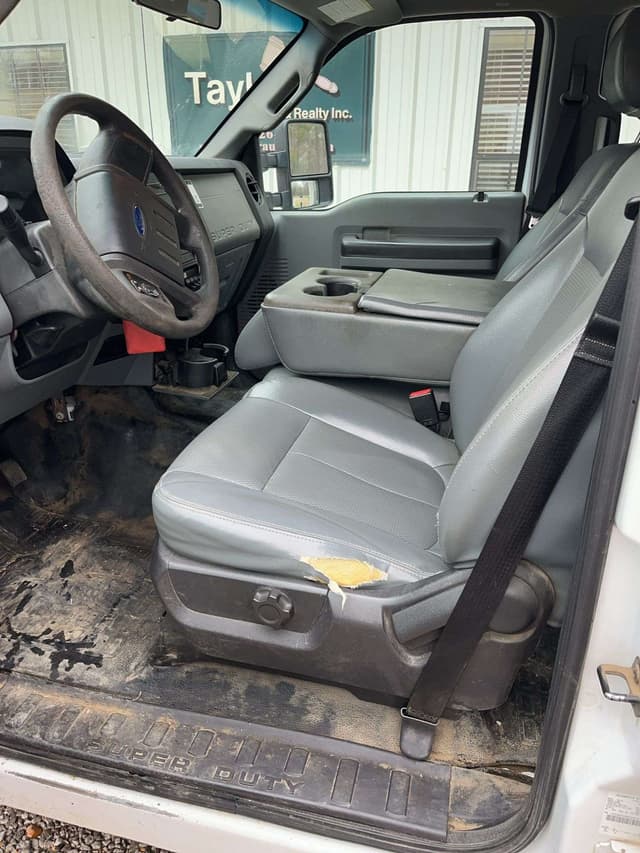 Image of Ford F-350 equipment image 3