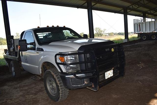 Image of Ford F-350 equipment image 2