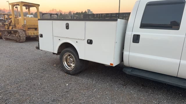Image of Ford F-450 equipment image 4