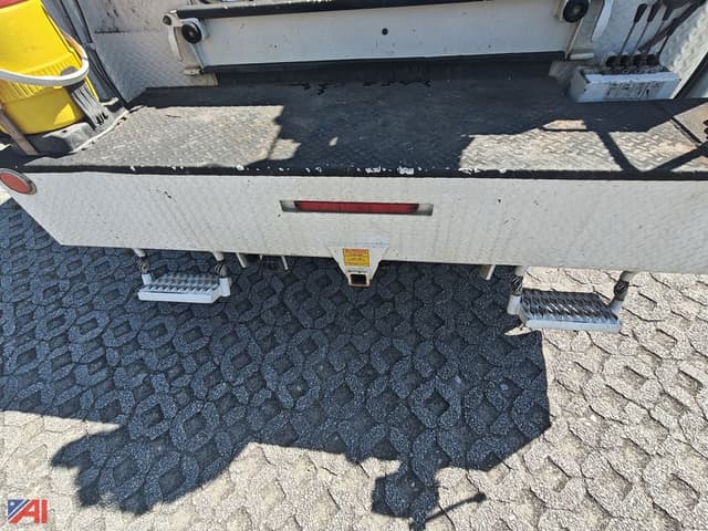 Image of Ford F-550 equipment image 2