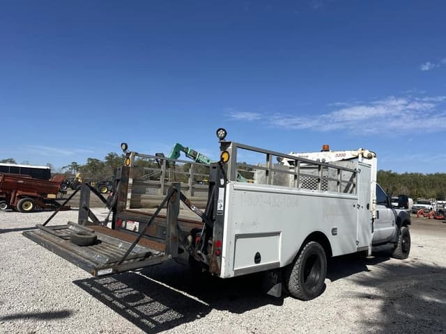 Image of Ford F-550 equipment image 2
