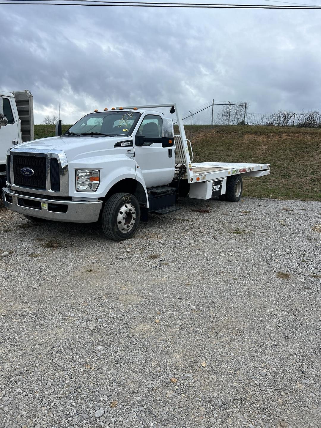 Image of Ford F-650 Primary image