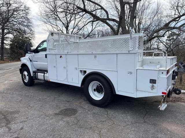 Image of Ford F-750 equipment image 2