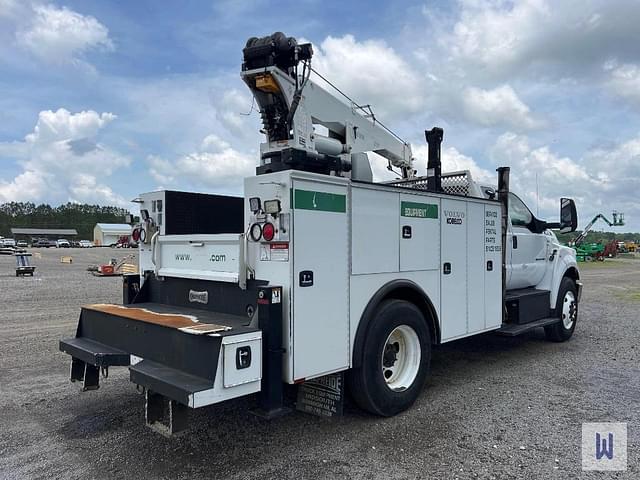Image of Ford F-750 equipment image 4