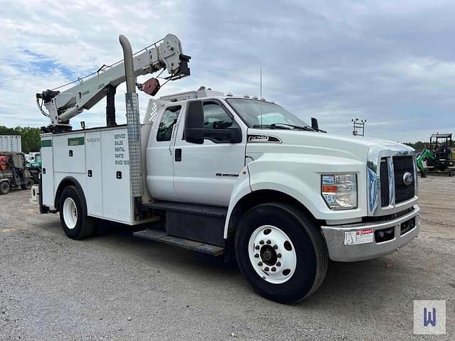 Image of Ford F-750 equipment image 3