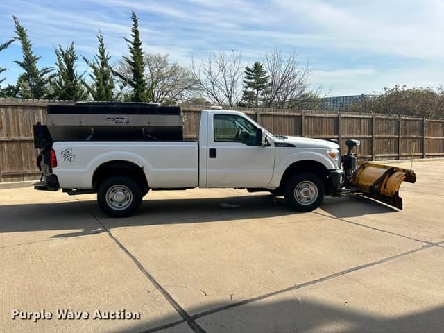 Image of Ford F-350 equipment image 3