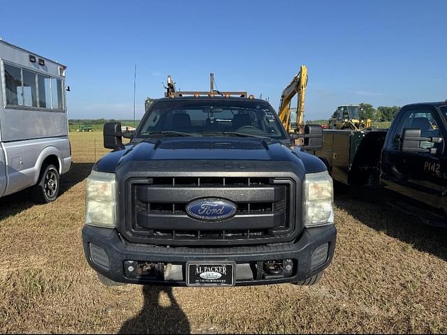 Image of Ford F-350 equipment image 2